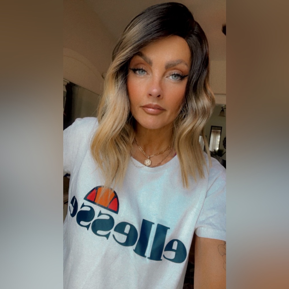A symmetrical synthetic bob wig